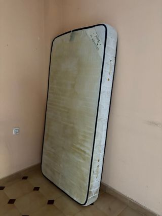 Sofá de tela y metal