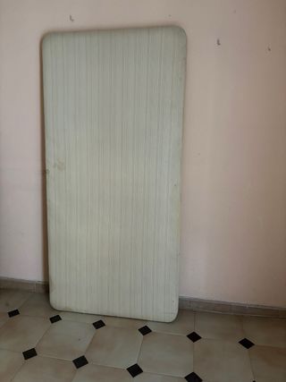 Sofá de tela y metal