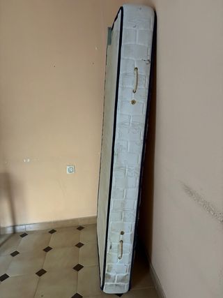 Sofá de tela y metal