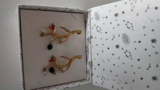 Pendientes dorados con detalles rojos y negros