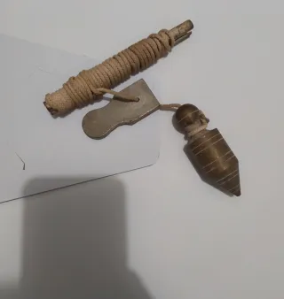 Plomada de latón con cuerda.