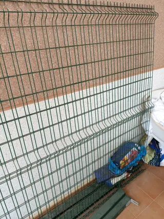 Valla metálica verde para jardín