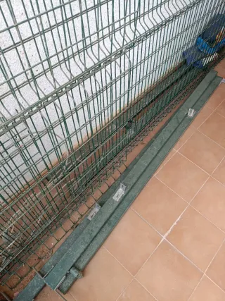 Valla metálica verde para jardín