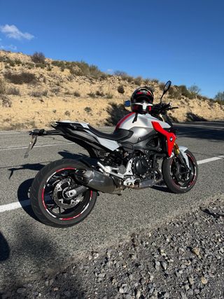 BMW F900R Roja y Blanca
