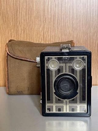 Fotocamera Kodak Brownie Six-20 con custodia