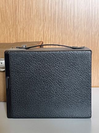 Fotocamera Kodak Brownie Six-20 con custodia