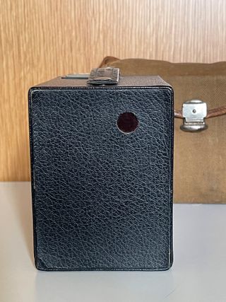 Fotocamera Kodak Brownie Six-20 con custodia