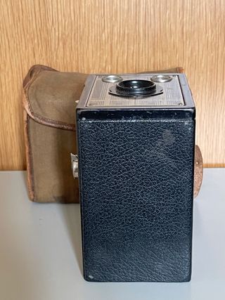 Fotocamera Kodak Brownie Six-20 con custodia