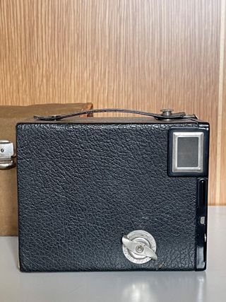 Fotocamera Kodak Brownie Six-20 con custodia