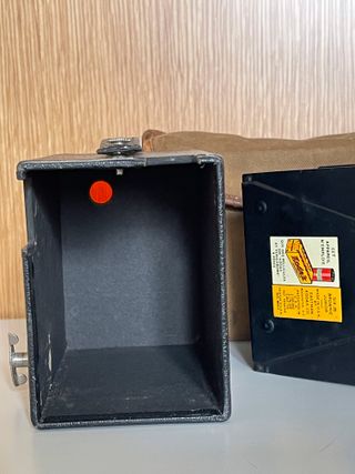 Fotocamera Kodak Brownie Six-20 con custodia