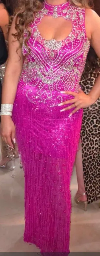 Vestido de  pedrería puesto solo por una persona