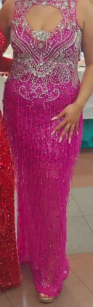 Vestido de  pedrería puesto solo por una persona