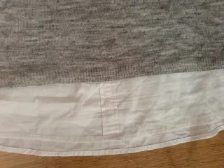 Jersey gris con bajo de camisa