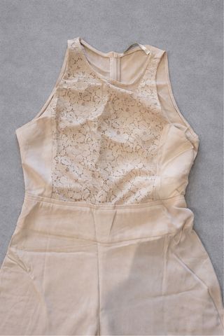 Mono beige de encaje y pantalón ancho