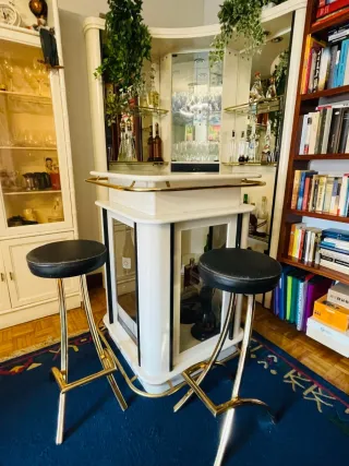 Barra de bar con vitrina, mostrador y taburetes