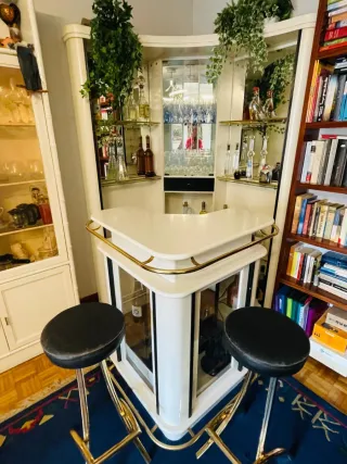 Barra de bar con vitrina, mostrador y taburetes