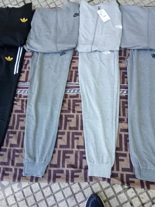 Conjunto deportivo Adidas gris Talla M