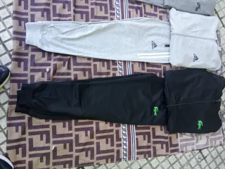 Conjunto deportivo Adidas gris Talla M