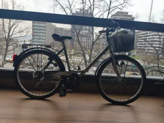 Bicicleta Orbea con cesta y portaequipajes