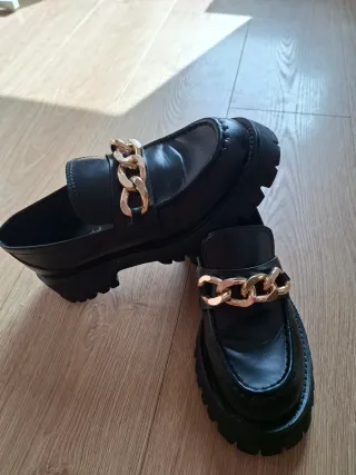 Mocasines Jeffrey Campbell negros con cadena dorad