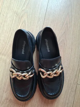 Mocasines Jeffrey Campbell negros con cadena dorad