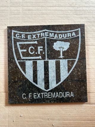 Escudo CD Extremadura grabado en granito