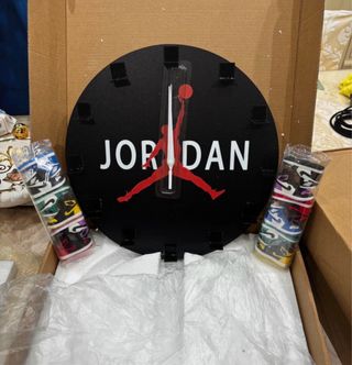 Orologio da parete Jordan con mini scarpe