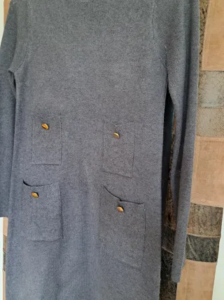 Vestido de punto gris con bolsillos