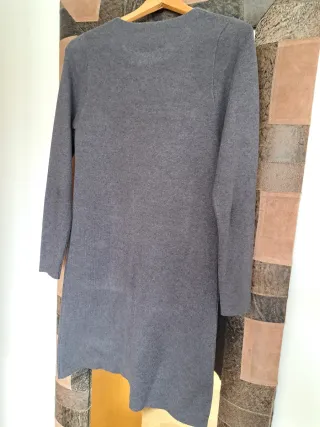 Vestido de punto gris con bolsillos