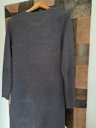 Vestido de punto gris con bolsillos