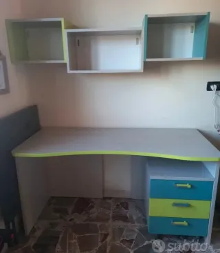 Scrivania con cassettiera e pensili