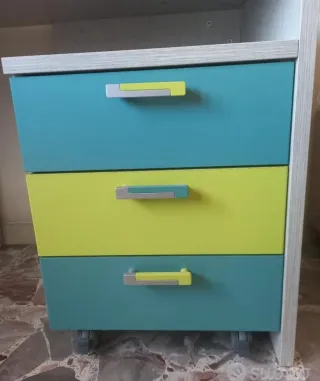 Scrivania con cassettiera e pensili