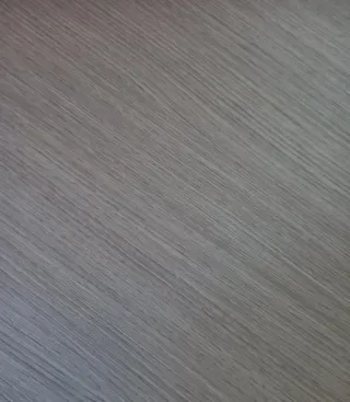 Scrivania con cassettiera e pensili