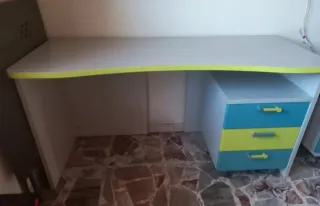 Scrivania con cassettiera e pensili