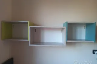 Scrivania con cassettiera e pensili