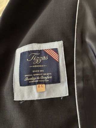 Traje de chaqueta con camisa y corbata .