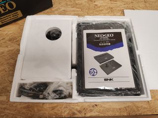 Consola SNK NeoGeo AES con caja