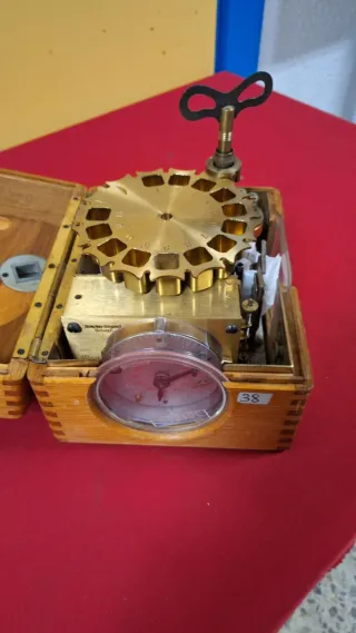 Reloj mecánico antiguo de madera