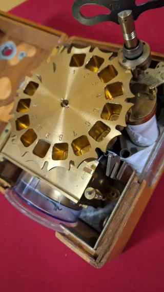 Reloj mecánico antiguo de madera