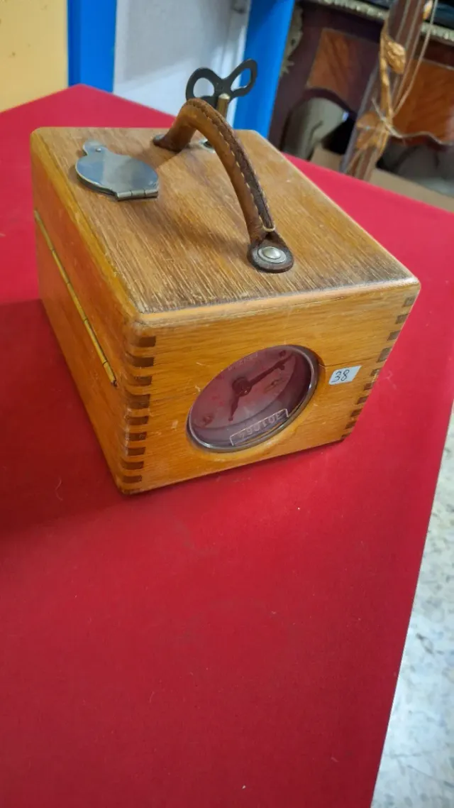 Reloj mecánico antiguo de madera