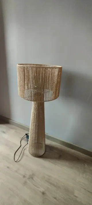 Lámpara de pie de mimbre y yute