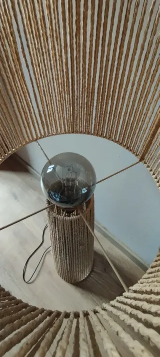 Lámpara de pie de mimbre y yute