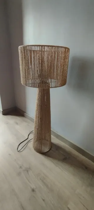 Lámpara de pie de mimbre y yute