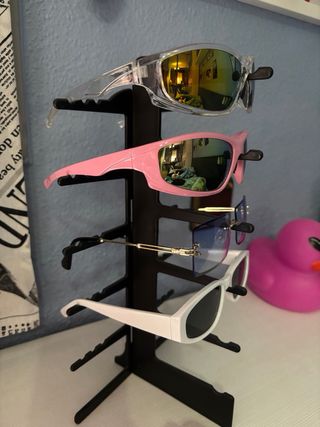 Gafas de sol rosas y blancas