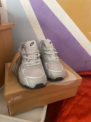 Asics grises y plateadas