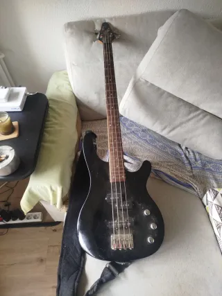 Bajo Eléctrico Negro Viejo