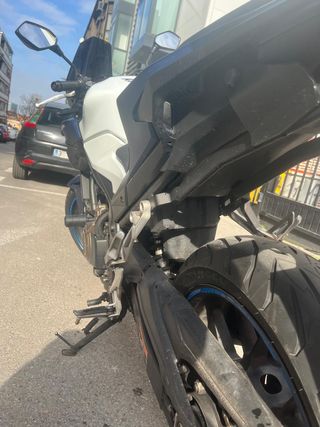 Honda CB 500F Naked Azul y Blanca