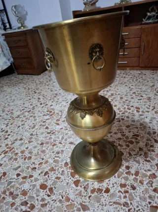 Jarrón de bronce con leones