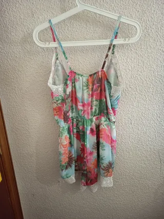 Mono corto floral con encaje