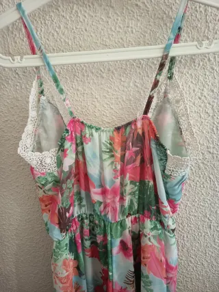 Mono corto floral con encaje